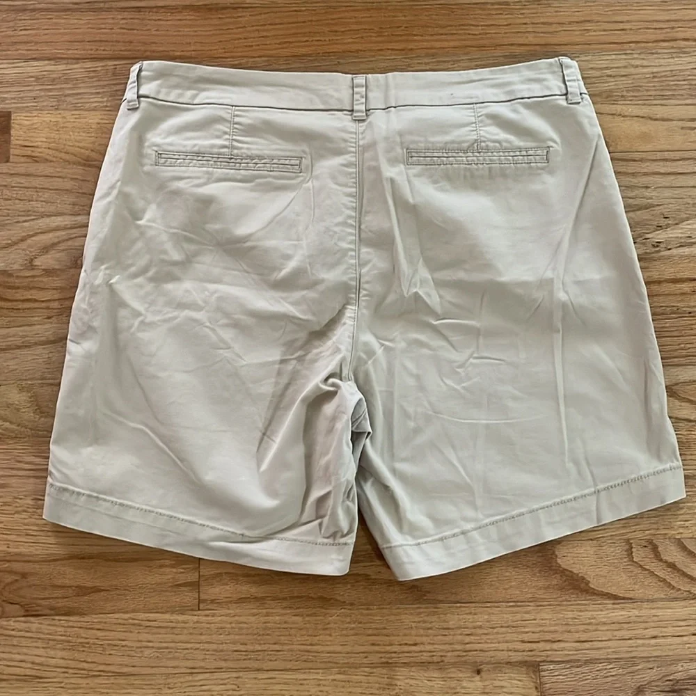 Old Navy khaki shorts Bermudas 16